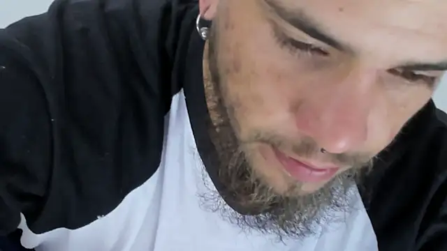 Snapshot of Beard_xox chatting on October 24, 2025, 9:11 pm Beard xox online show from October 24, 2025, 9:11 pm