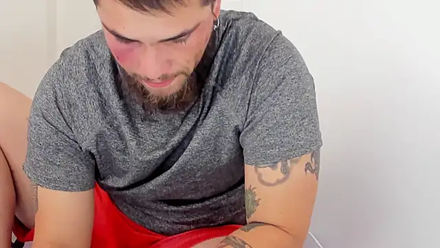 Snapshot of Beard_xox chatting on November 19, 2025, 8:31 pm Beard xox online show from November 19, 2025, 8:31 pm