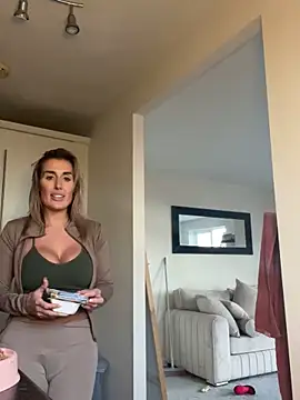 UKSYDNEYFOX online show from February 24, 2025, 5:09 pm