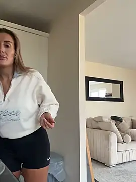 UKSYDNEYFOX online show from February 26, 2025, 2:14 pm