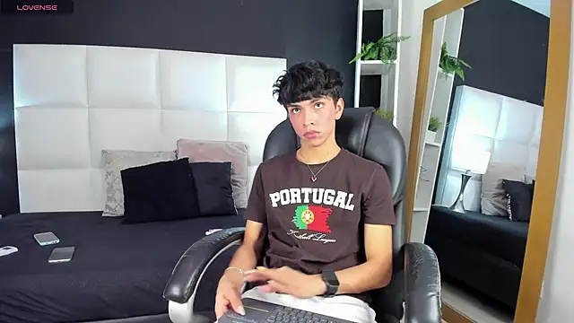 Snapshot of Santy_carrington chatting on December 16, 2024, 8:37 pm Santy carrington online show from December 16, 2024, 8:37 pm