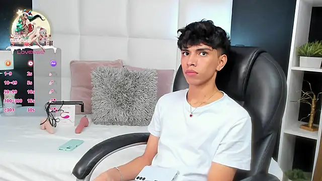 Snapshot of Santy_carrington chatting on December 27, 2024, 10:16 pm Santy carrington online show from December 27, 2024, 10:16 pm