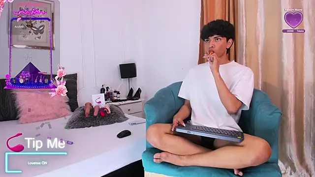 Snapshot of Santy_carrington chatting on February 5, 2025, 8:35 pm Santy carrington online show from February 5, 2025, 8:35 pm