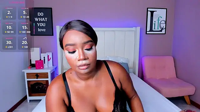 Britanymooree online show from November 10, 2025, 7:46 pm