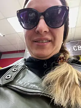 Snapshot of OlgaBuzzz chatting on March 19, 2025, 6:46 am OlgaBuzzz online show from March 19, 2025, 6:46 am