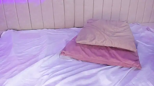 Littleolivia  online show from January 24, 2025, 7:07 pm