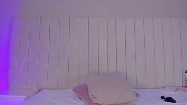 Littleolivia  online show from February 3, 2025, 7:21 pm