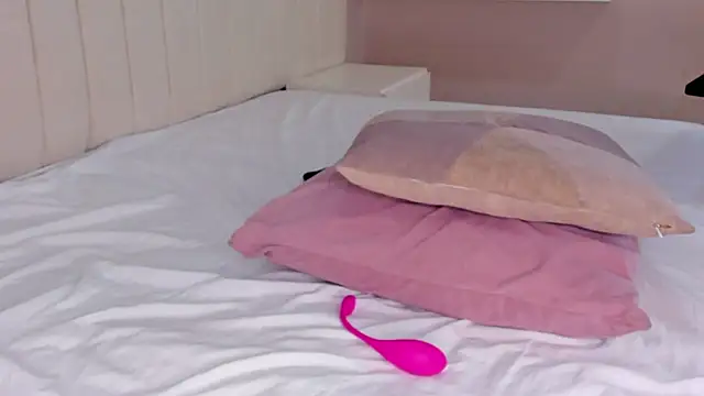 Littleolivia  online show from March 5, 2025, 4:57 pm