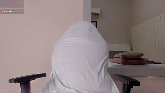 Littleolivia  online show from March 19, 2025, 4:02 pm