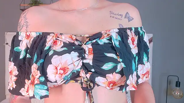 Snapshot of AmbarHills_1 chatting on December 20, 2025, 11:39 am AmbarHills 1 online show from December 20, 2025, 11:39 am