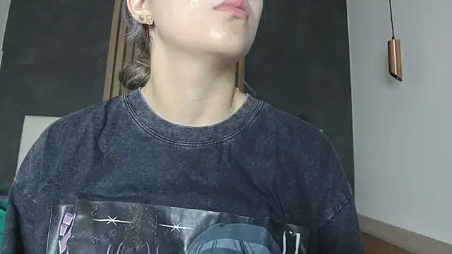 Snapshot of AmbarHills_1 chatting on December 22, 2025, 11:40 am AmbarHills 1 online show from December 22, 2025, 11:40 am