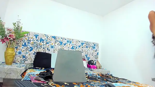 mia foxts online show from March 8, 2026, 4:44 pm