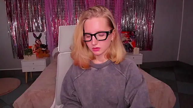 Snapshot of MadelineS69 chatting on March 3, 2025, 6:48 am MadelineS69 online show from March 3, 2025, 6:48 am