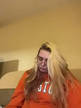 Snapshot of Lalalynn chatting on April 16, 2026, 2:23 am Lalalynn online show from April 16, 2026, 2:23 am