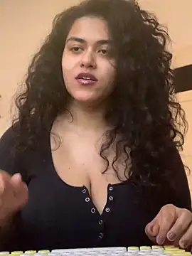 Curvydesifromgermany online show from January 8, 2025, 2:35 pm