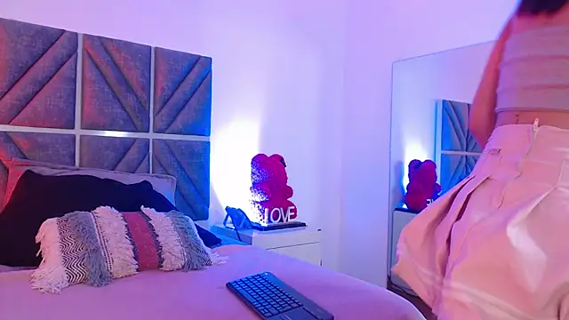 Laura Dicardy online show from December 4, 2025, 8:28 pm