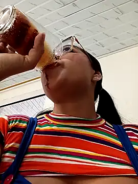 Snapshot of -VICKKY chatting on October 31, 2025, 2:18 pm -VICKKY online show from October 31, 2025, 2:18 pm