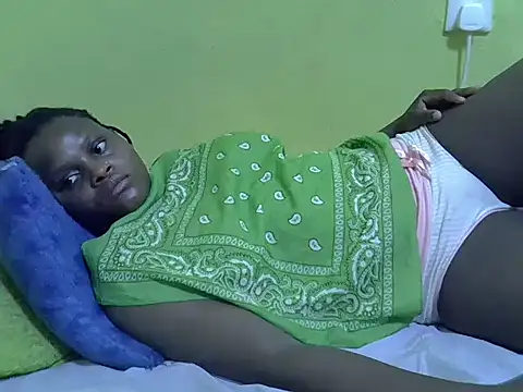 Snapshot of queendebbie chatting on December 4, 2025, 10:24 am queendebbie online show from December 4, 2025, 10:24 am