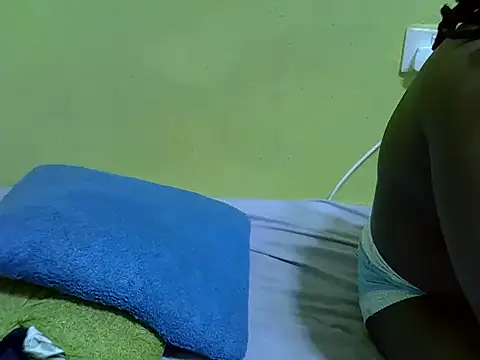 queendebbie online show from April 24, 2026, 6:43 pm