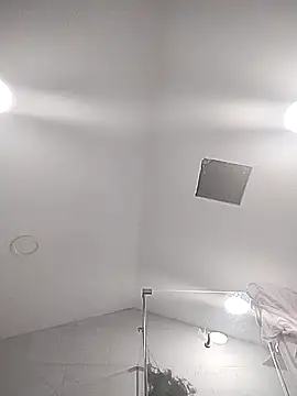 gurlnips online show from December 22, 2025, 8:33 am