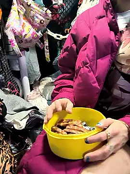 gurlnips online show from February 20, 2026, 11:43 am