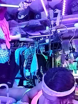 gurlnips online show from March 21, 2026, 11:48 am