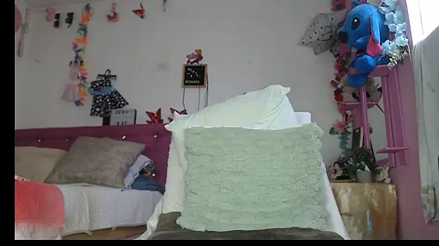 KeillyDiaz online show from July 6, 2026, 7:05 pm
