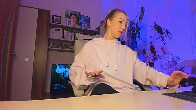 LylithSkye online show from April 17, 2026, 5:16 pm