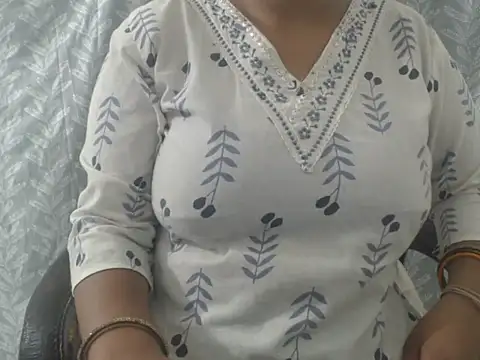 cute-priy online show from July 12, 2026, 3:08 am