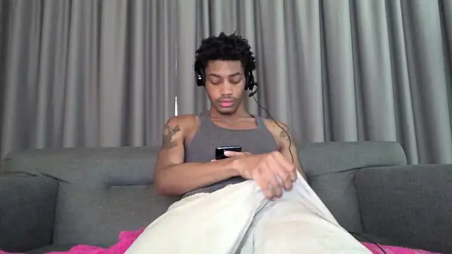 Snapshot of Skinnyblackman chatting on July 31, 2026, 11:37 pm Skinnyblackman online show from July 31, 2026, 11:37 pm