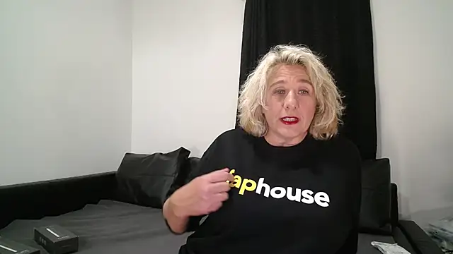 Snapshot of CamillaCreampie chatting on October 15, 2025, 7:58 pm CamillaCreampie online show from October 15, 2025, 7:58 pm