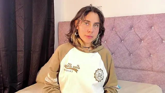 Snapshot of riley_colors chatting on January 28, 2025, 8:15 pm riley colors online show from January 28, 2025, 8:15 pm