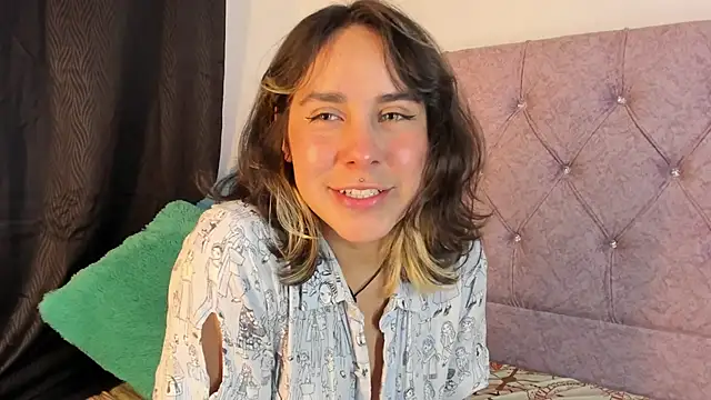 Snapshot of riley_colors chatting on February 3, 2025, 11:26 pm riley colors online show from February 3, 2025, 11:26 pm