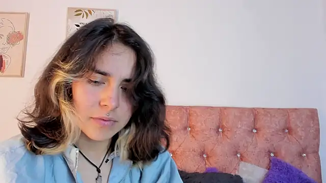 Snapshot of riley_colors chatting on March 5, 2025, 12:05 am riley colors online show from March 5, 2025, 12:05 am