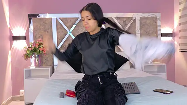 Snapshot of Larabrooks chatting on November 9, 2025, 11:52 am Larabrooks online show from November 9, 2025, 11:52 am