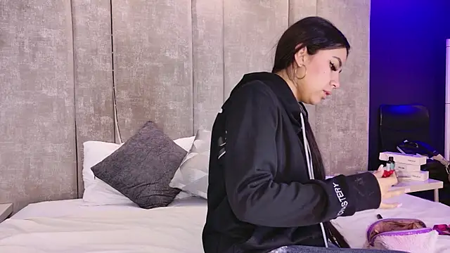 Snapshot of Larabrooks chatting on December 14, 2025, 12:10 pm Larabrooks online show from December 14, 2025, 12:10 pm