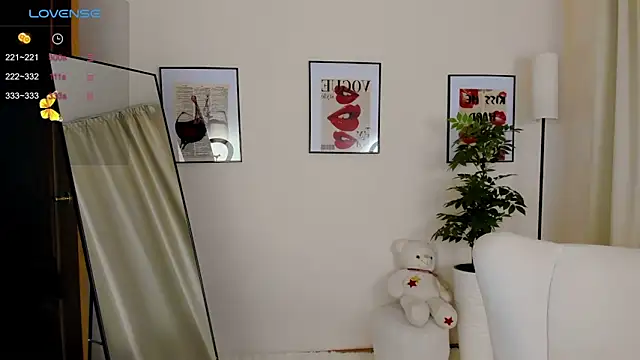 VanessaSmuth online show from October 21, 2025, 2:01 am