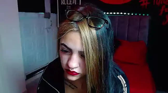 Snapshot of Violettasquirt chatting on January 25, 2025, 1:41 pm Violettasquirt online show from January 25, 2025, 1:41 pm