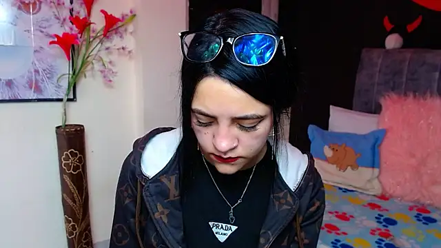 Snapshot of Violettasquirt chatting on November 18, 2025, 2:43 pm Violettasquirt online show from November 18, 2025, 2:43 pm