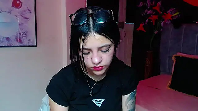 Snapshot of Violettasquirt chatting on December 4, 2025, 3:21 pm Violettasquirt online show from December 4, 2025, 3:21 pm