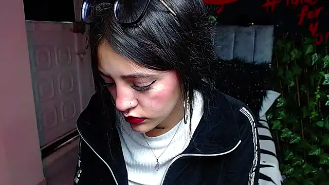 Violettasquirt online show from April 16, 2026, 1:45 pm