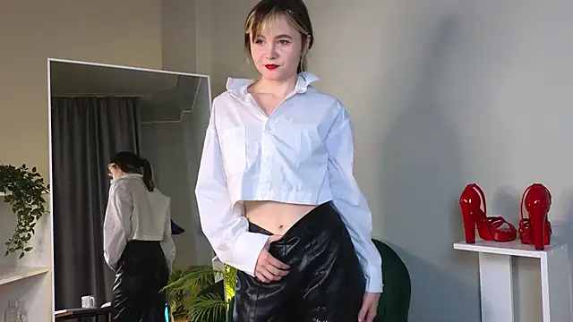 CiriRianonn online show from September 22, 2025, 4:25 am