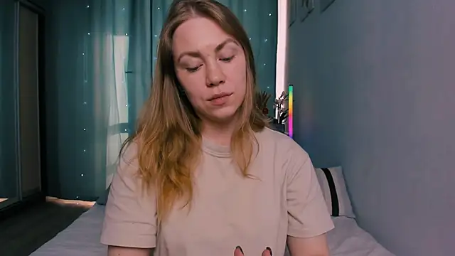 InsatiableFoxX online show from April 23, 2026, 6:14 am