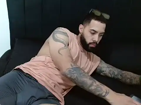 Snapshot of Hendry_ chatting on December 13, 2024, 12:20 am Hendry online show from December 13, 2024, 12:20 am