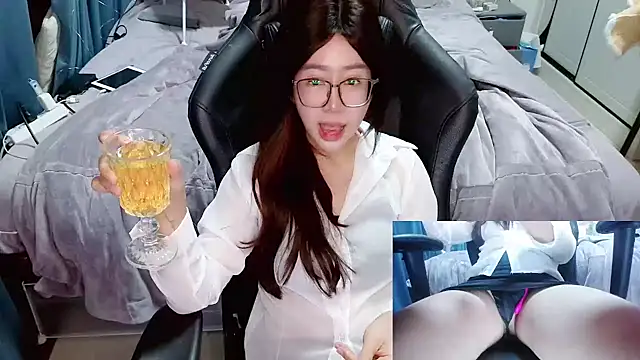 Snapshot of Angelababy001 chatting on December 13, 2024, 6:27 pm Angelababy001 online show from December 13, 2024, 6:27 pm