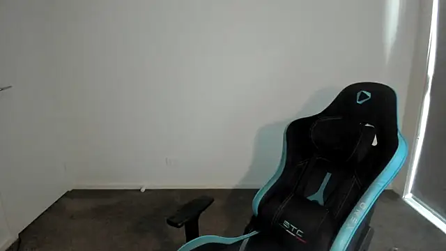 Snapshot of _DownUnderFit_ chatting on November 21, 2025, 11:03 pm DownUnderFit online show from November 21, 2025, 11:03 pm