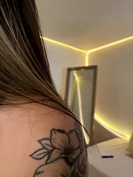 AmmyCollinsW online show from November 26, 2025, 8:32 pm