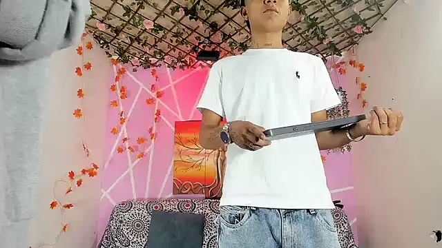 Snapshot of Fresahot2005 chatting on December 4, 2025, 8:17 pm Fresahot2005 online show from December 4, 2025, 8:17 pm