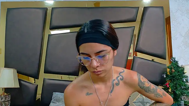 Snapshot of NicoleEsposito chatting on December 16, 2025, 12:43 pm NicoleEsposito online show from December 16, 2025, 12:43 pm