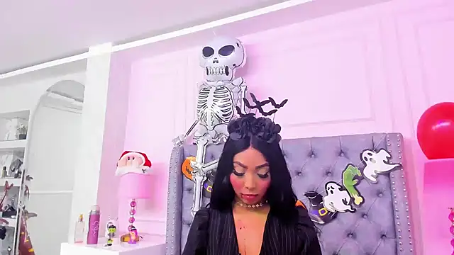 HaileeRoberts online show from October 31, 2025, 12:39 pm